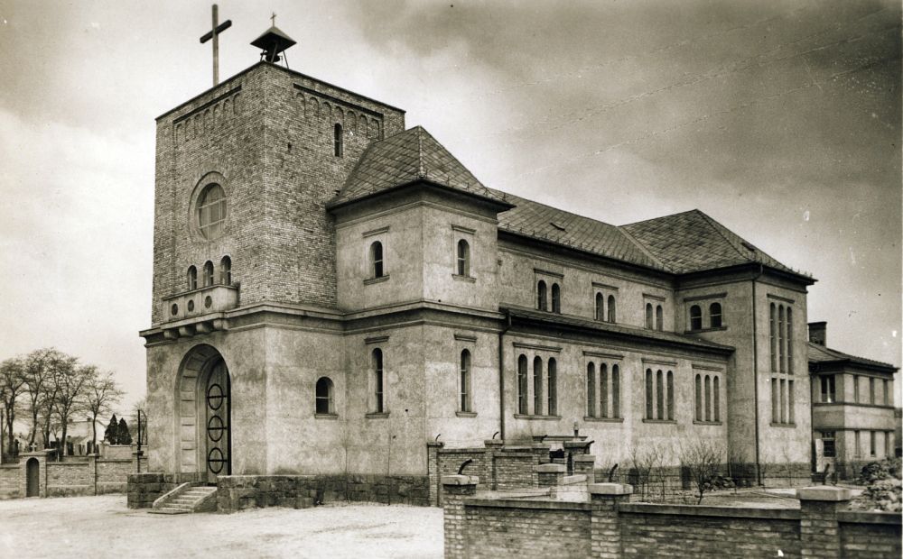 XIX. Áchim András utca, Jézus Szíve templom, 1944, Jezsuita levéltár/100424fortepan.<br>Petrovácz Gyula tervezte és Wihart Ferenc kivitelezte a templomot, amit nem is sikerült teljesen befejezni,<br>lásd a toronysisak hiányát, és a vakolást. Az Isten Háza a helyi kispesti régi temető fölé épült.